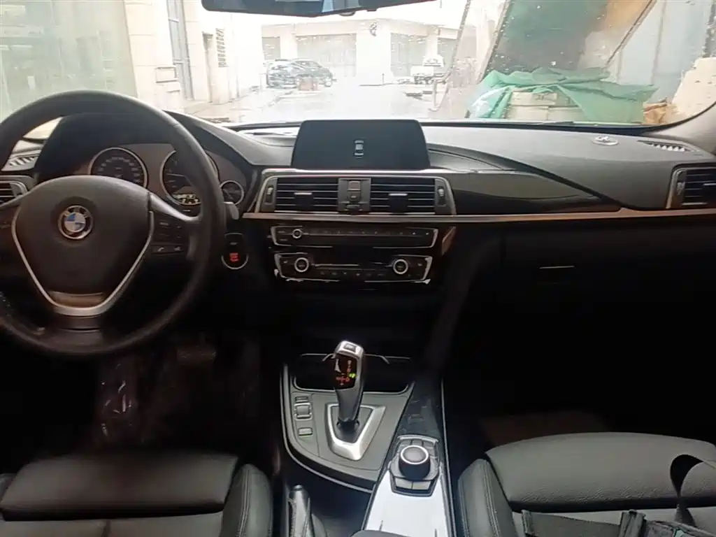BMW 3 Series 2018 — фото 13