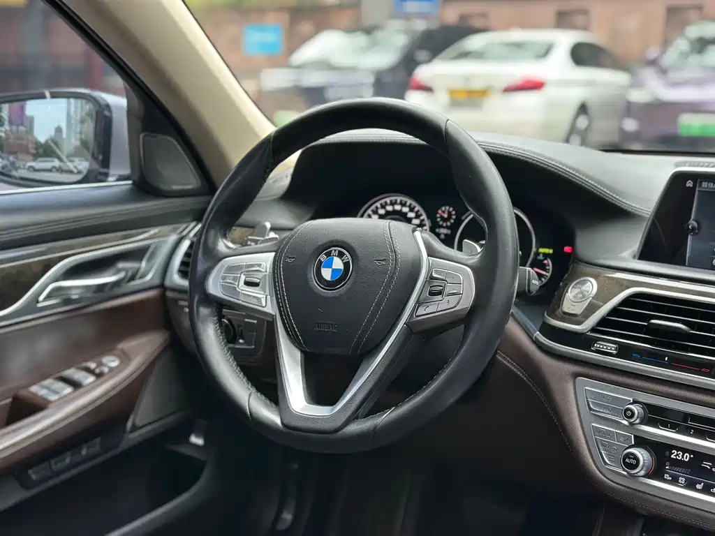 BMW 7 Series 2017 — фото 16