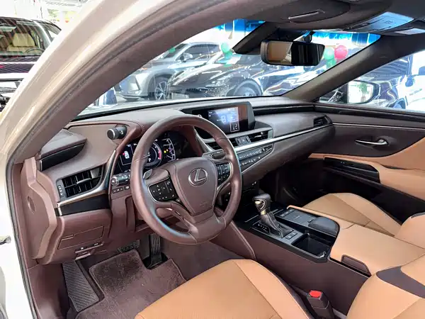 Lexus ES 2019
