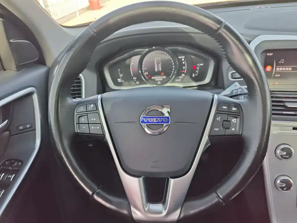 Volvo XC60 2017 — фото 11