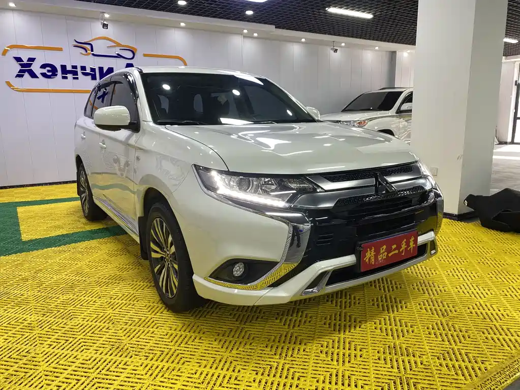 Mitsubishi Outlander 2021 — фото 3