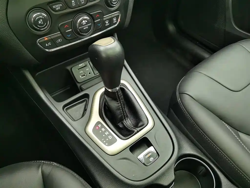 Jeep Cherokee 2016 — фото 13