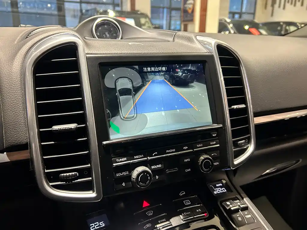 Porsche Cayenne 2016 — фото 17