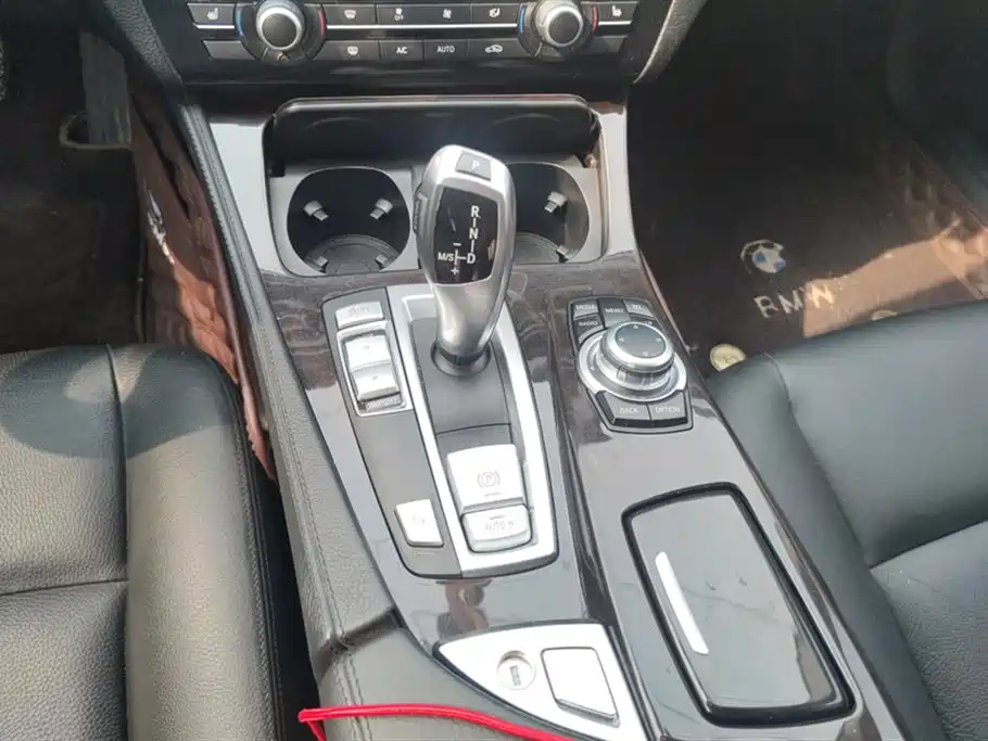 BMW 5 Series 2015 — фото 16