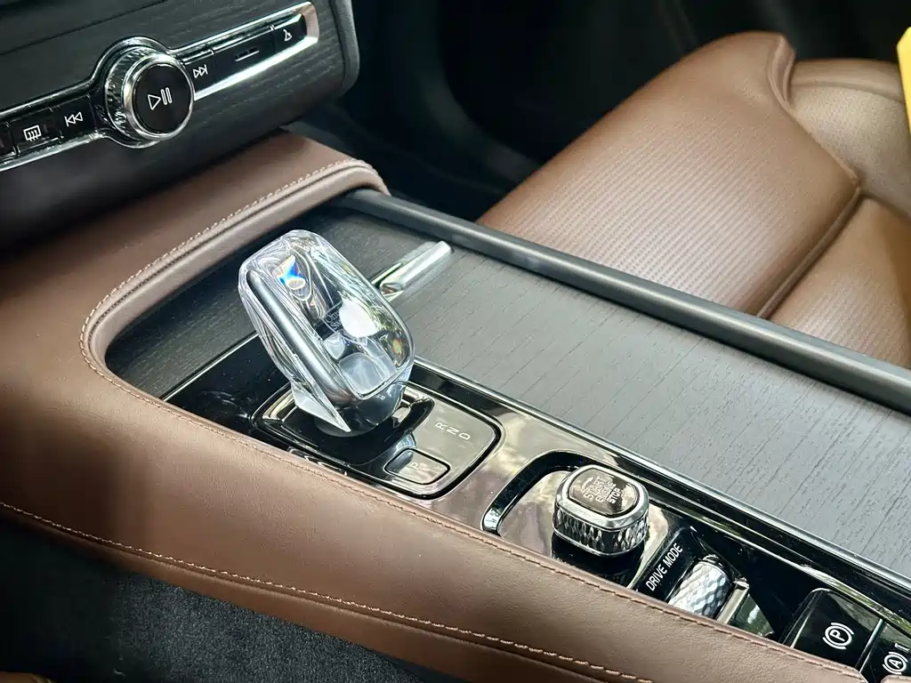 Volvo XC90 2021 — фото 16