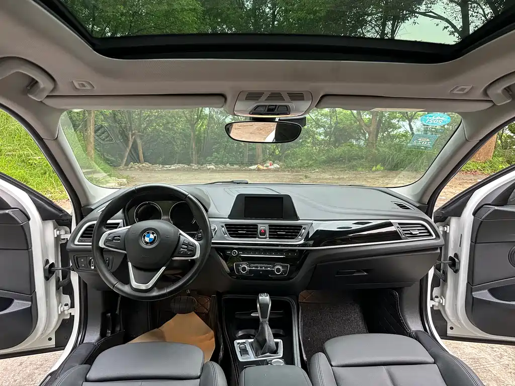 BMW 1 Series 2018 — фото 11
