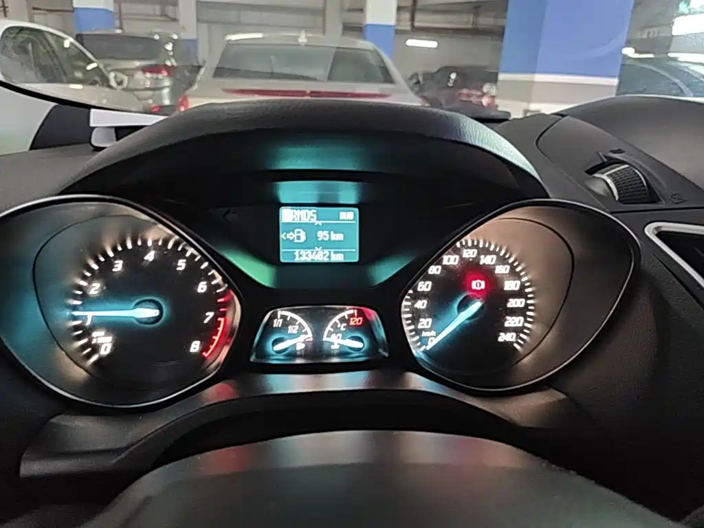 Ford Kuga 2016 — фото 12