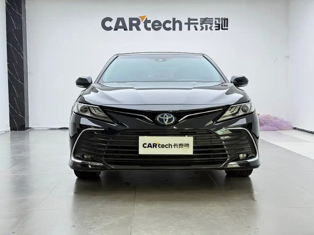 Toyota Camry 2023 — фото 2