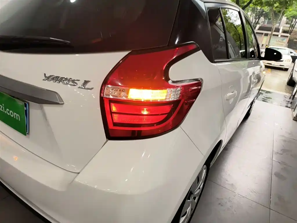 Toyota Yaris L 2017 — фото 8