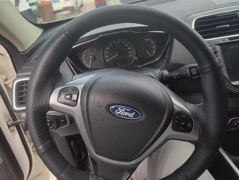 Ford Escort 2018 — фото 15