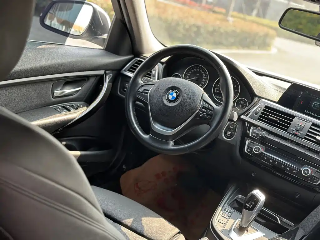 BMW 3 Series 2018 — фото 13