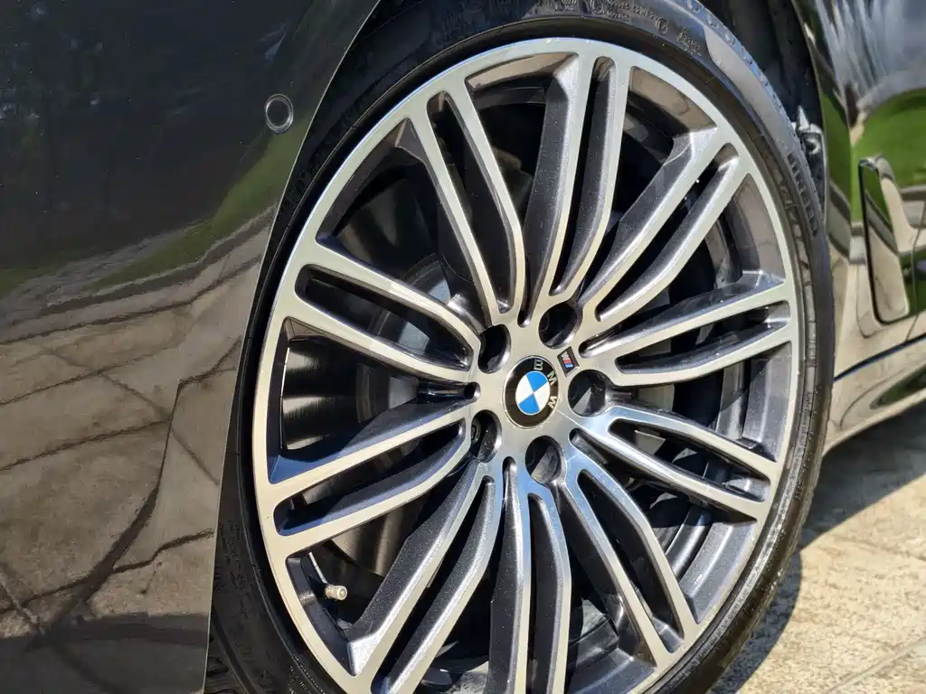 BMW 5 Series 2018 — фото 13