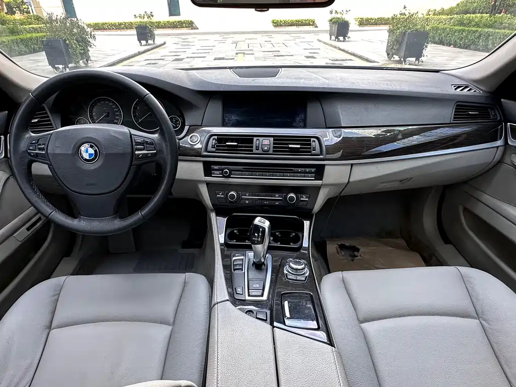 BMW 5 Series 2012 — фото 9