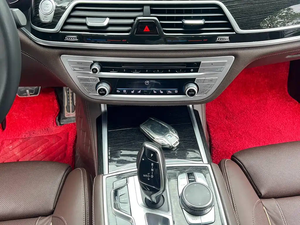 BMW 7 Series 2018 — фото 19
