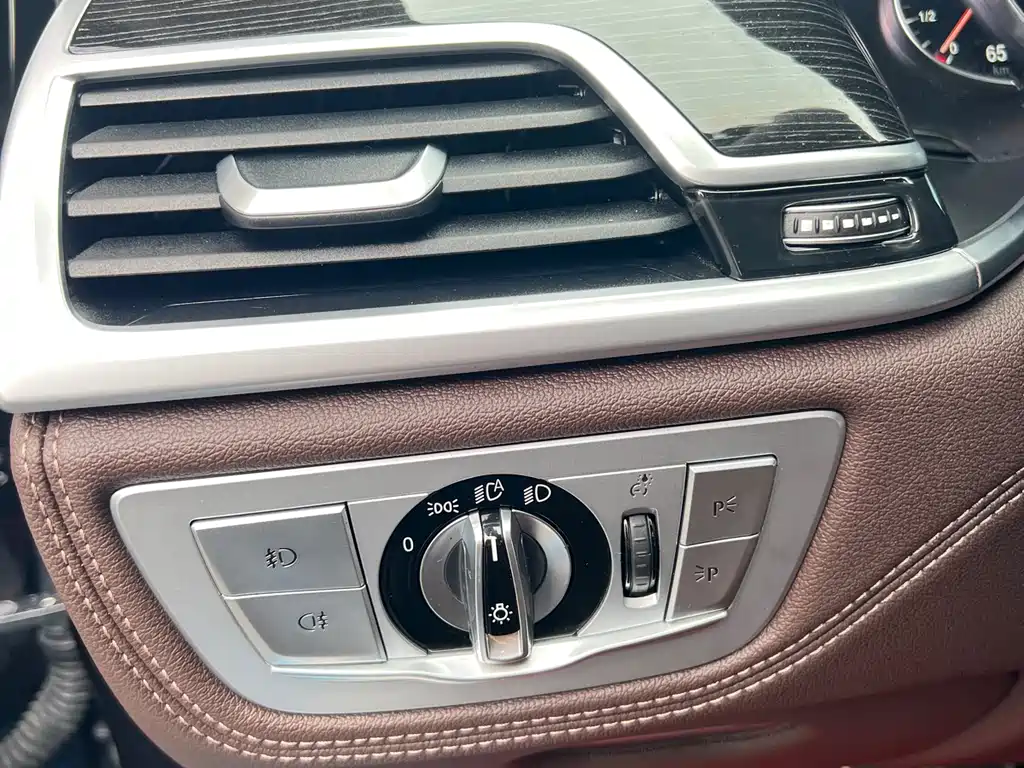 BMW 7 Series 2018 — фото 23