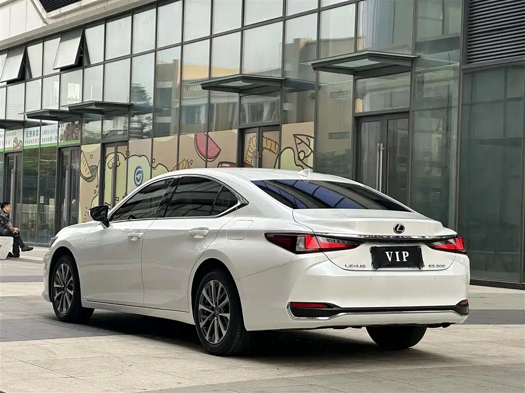 Lexus ES 2023