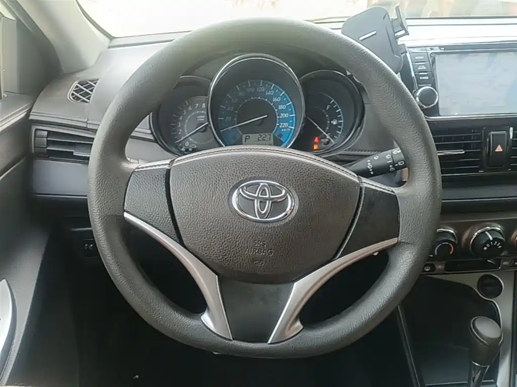 Toyota Yaris L 2015 — фото 11