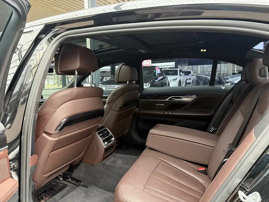 BMW 7 Series 2019 — фото 17