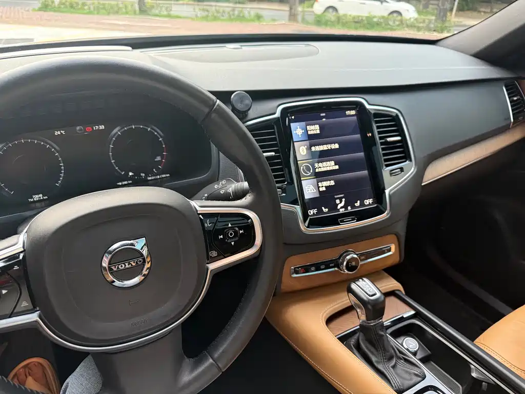 Volvo XC90 2018 — фото 26
