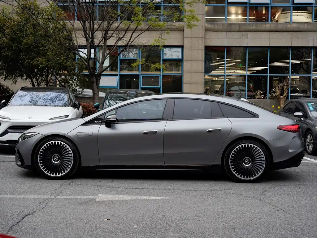 Mercedes-Benz EQS AMG 2024 — фото 3