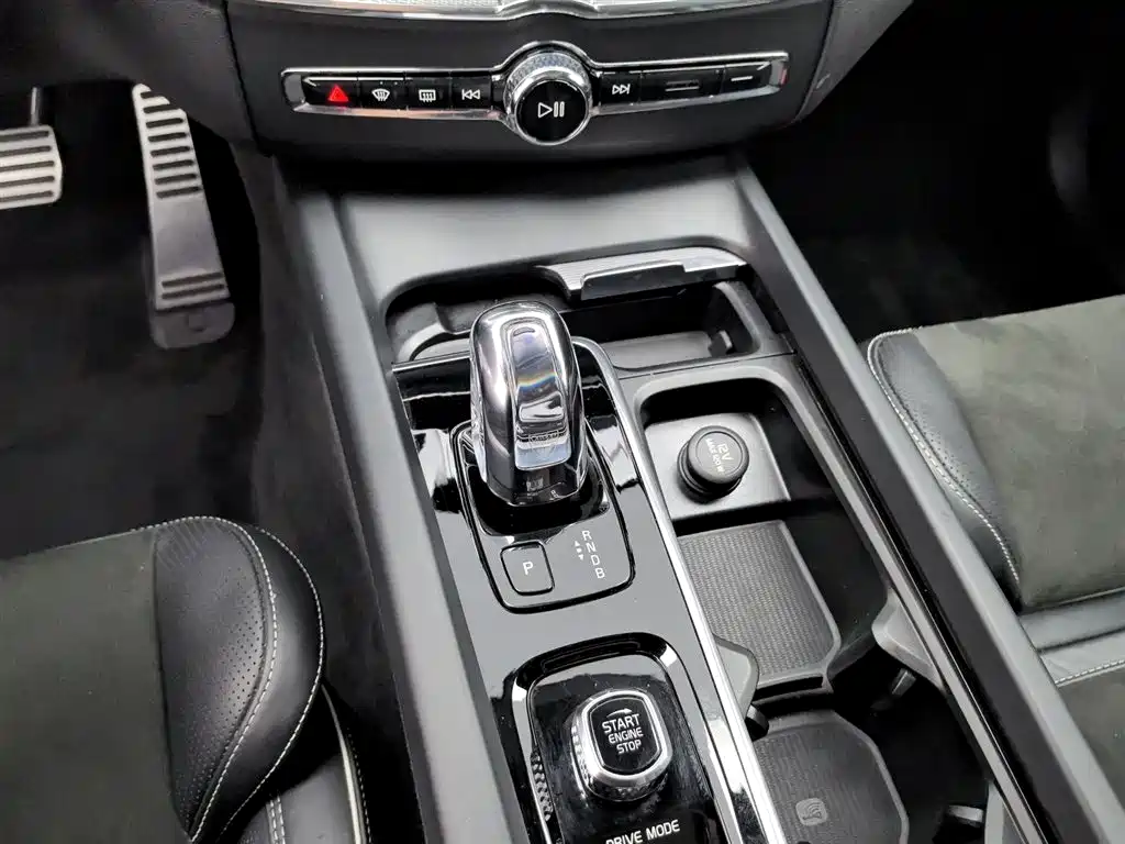 Volvo XC60 PHEV 2019 — фото 13