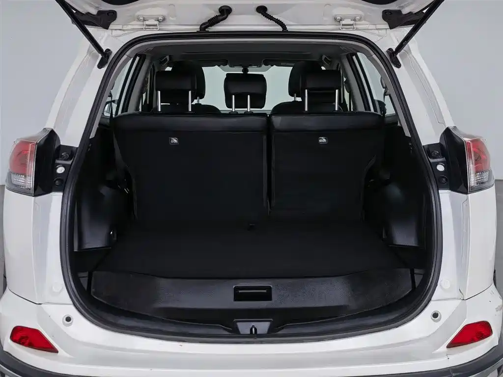 Toyota RAV4 2019 — фото 16