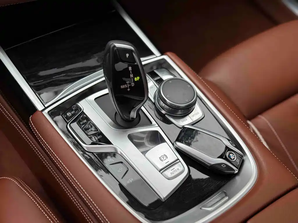 BMW 7 Series 2018 — фото 10