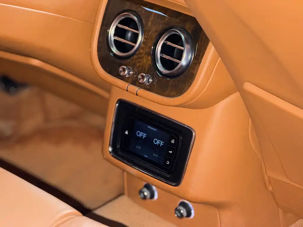 Bentley Bentayga 2019 — фото 19