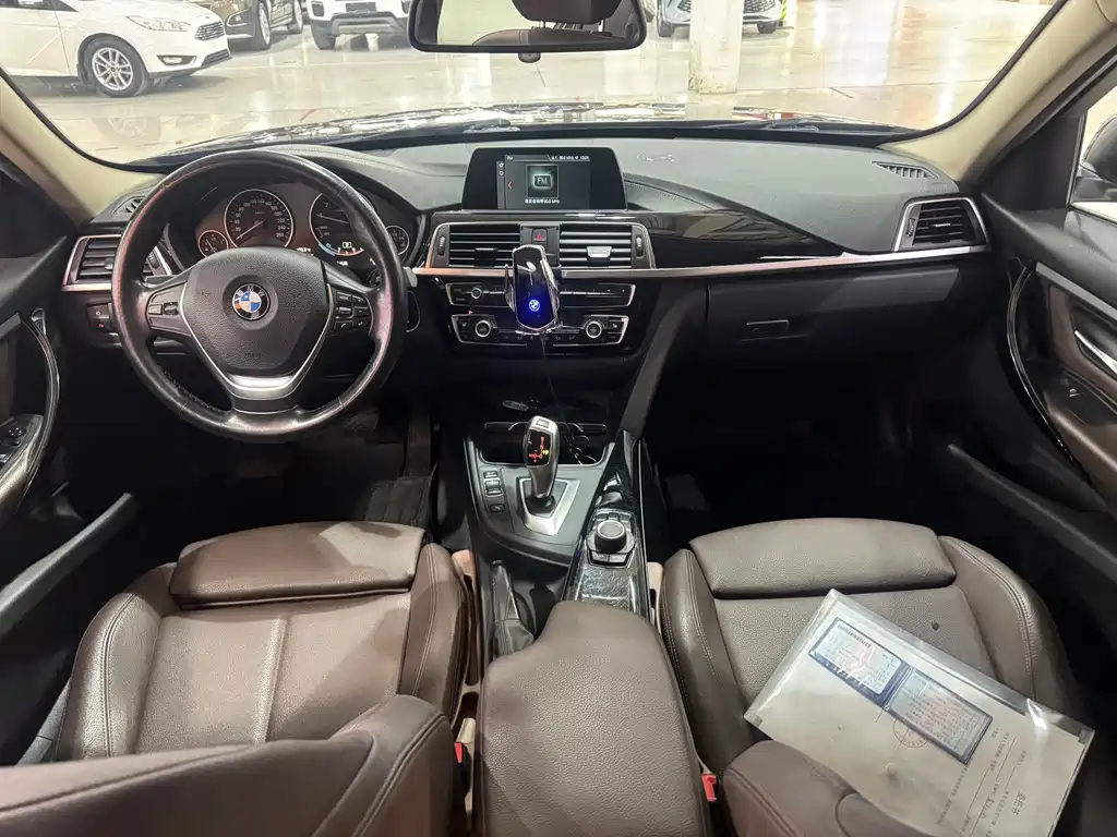 BMW 3 Series 2018 — фото 11
