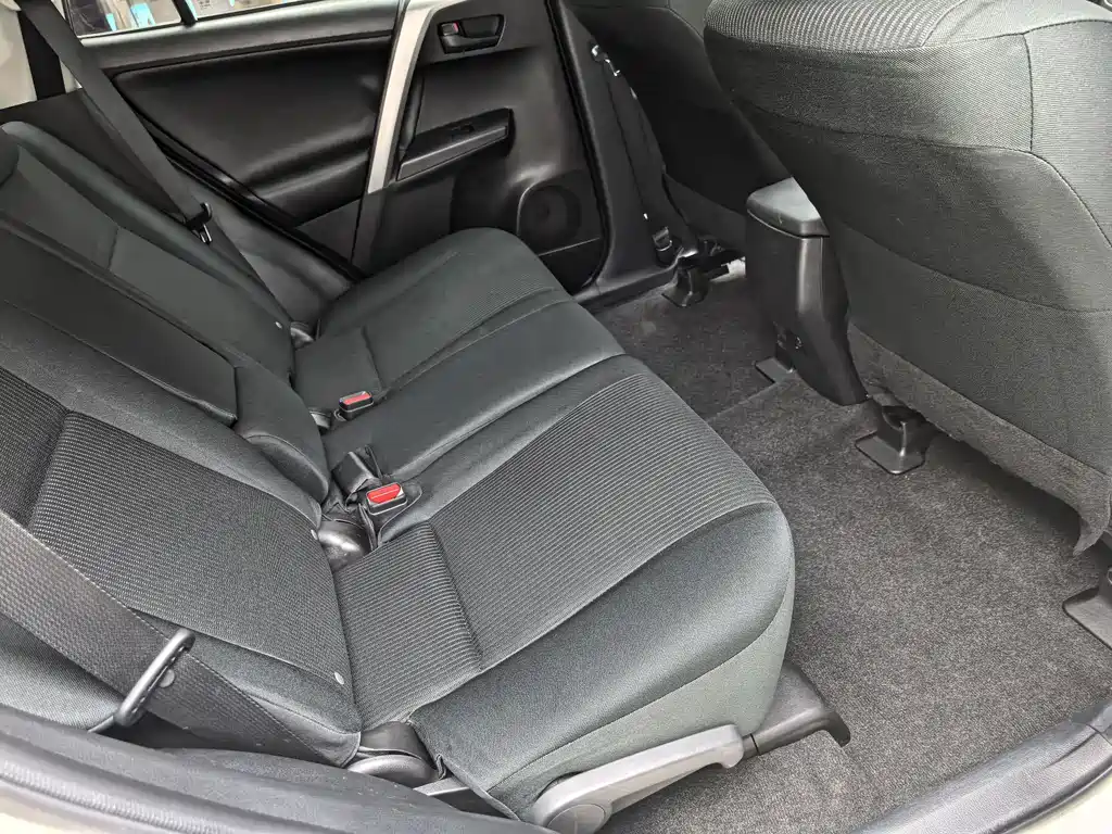 Toyota RAV4 2017 — фото 17