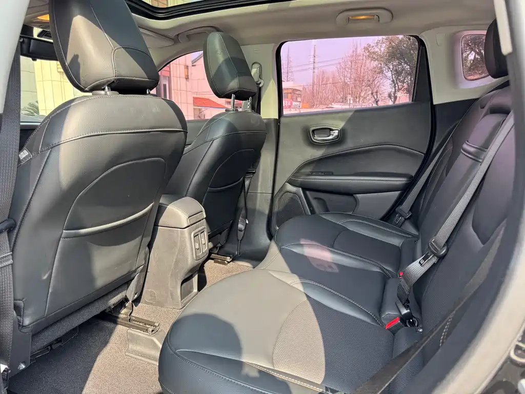 Jeep Compass 2018 — фото 14