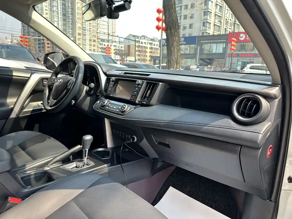 Toyota RAV4 2017 — фото 11