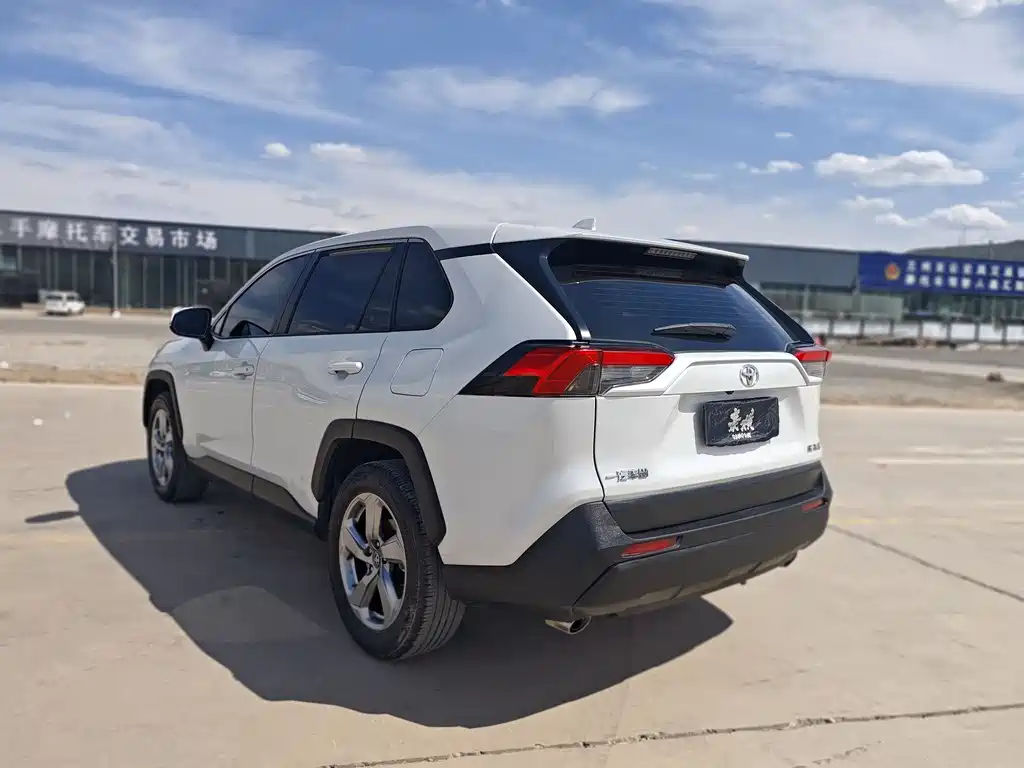 Toyota RAV4 2022 — фото 17
