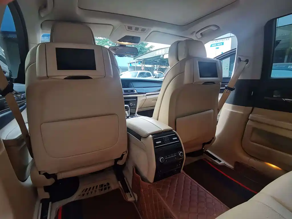 BMW 7 Series 2011 — фото 16