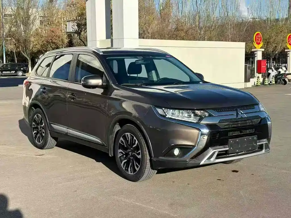 Mitsubishi Outlander 2019 — фото 3