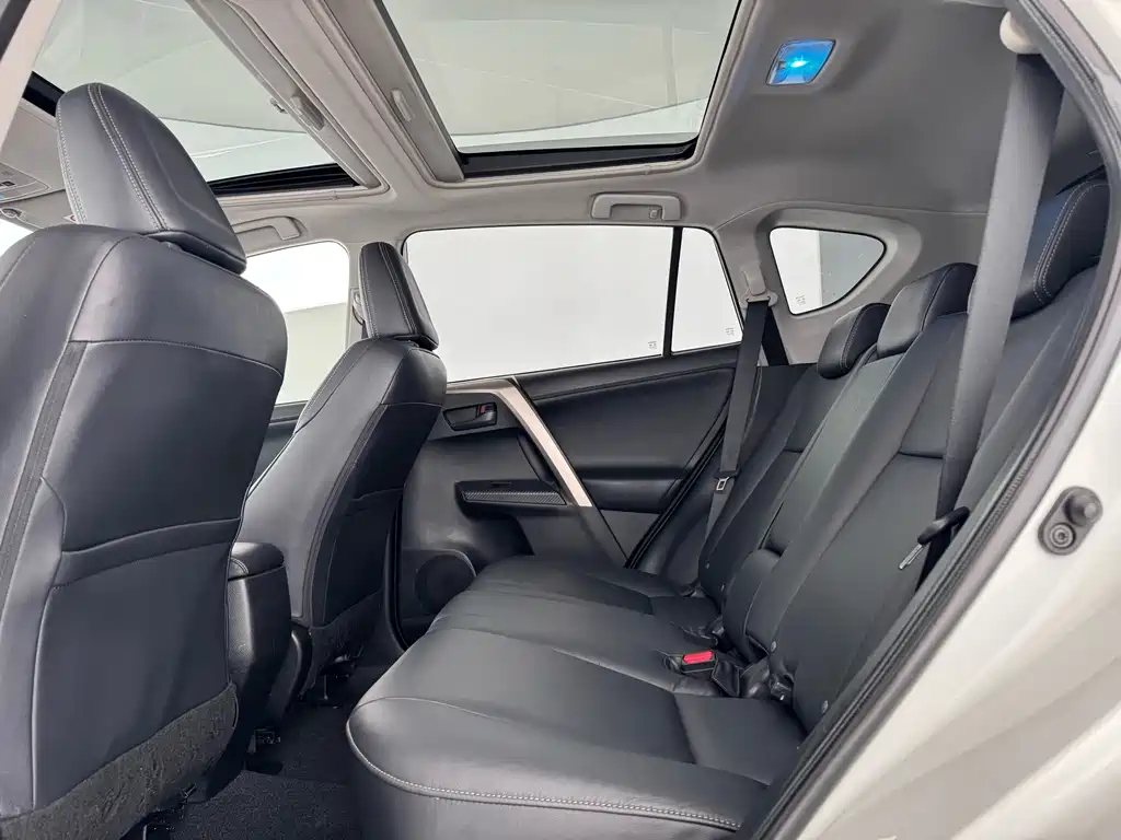 Toyota RAV4 2015 — фото 10