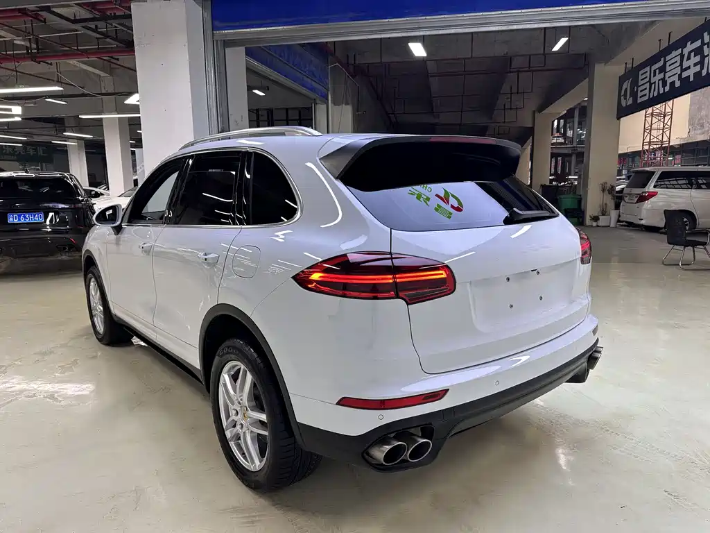 Porsche Cayenne Hybrid 2018 — фото 23