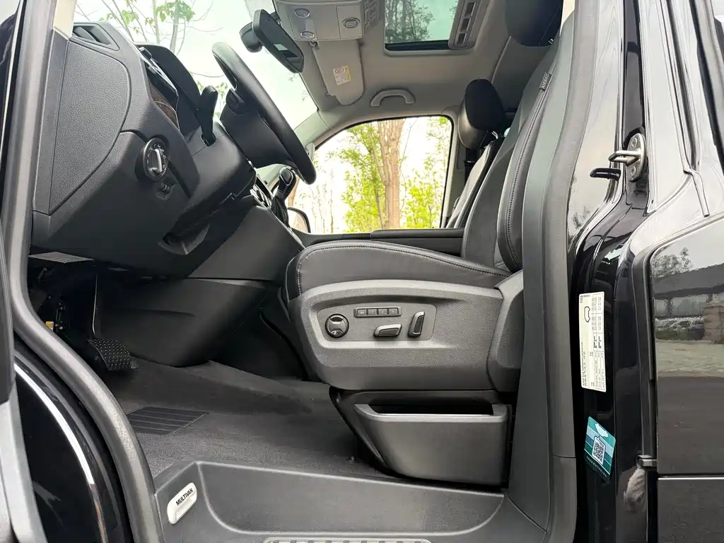 Volkswagen Multivan 2018 — фото 13