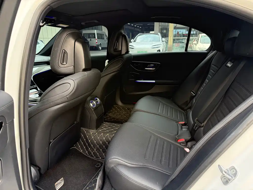 Mercedes-Benz C-Class 2025 — фото 10