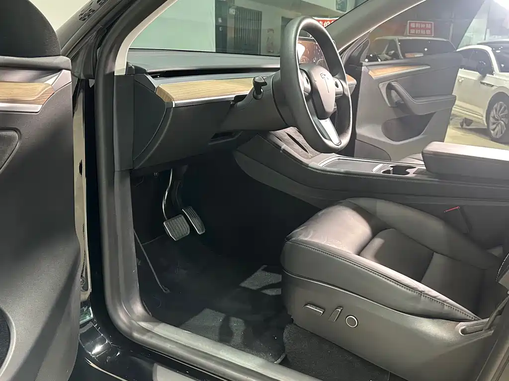 Tesla Model Y 2023 — фото 15