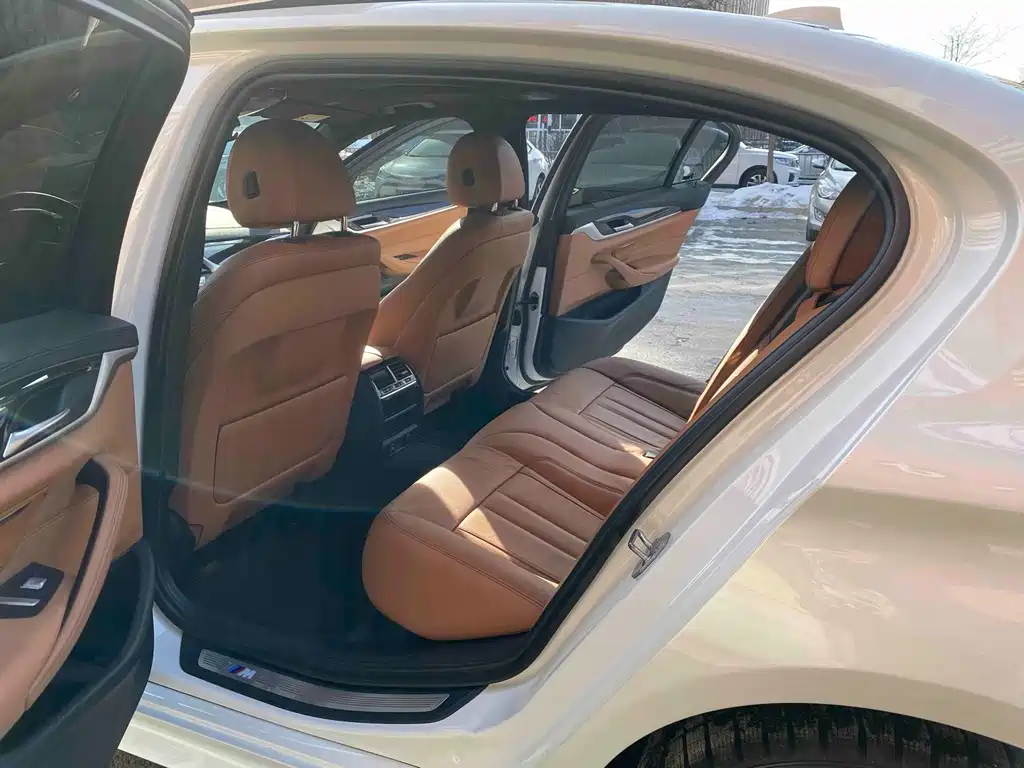 BMW 5 Series 2018 — фото 11