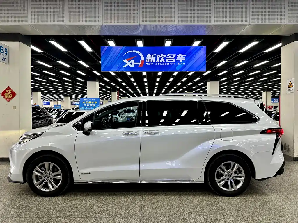 Toyota Sienna 2022 — фото 13