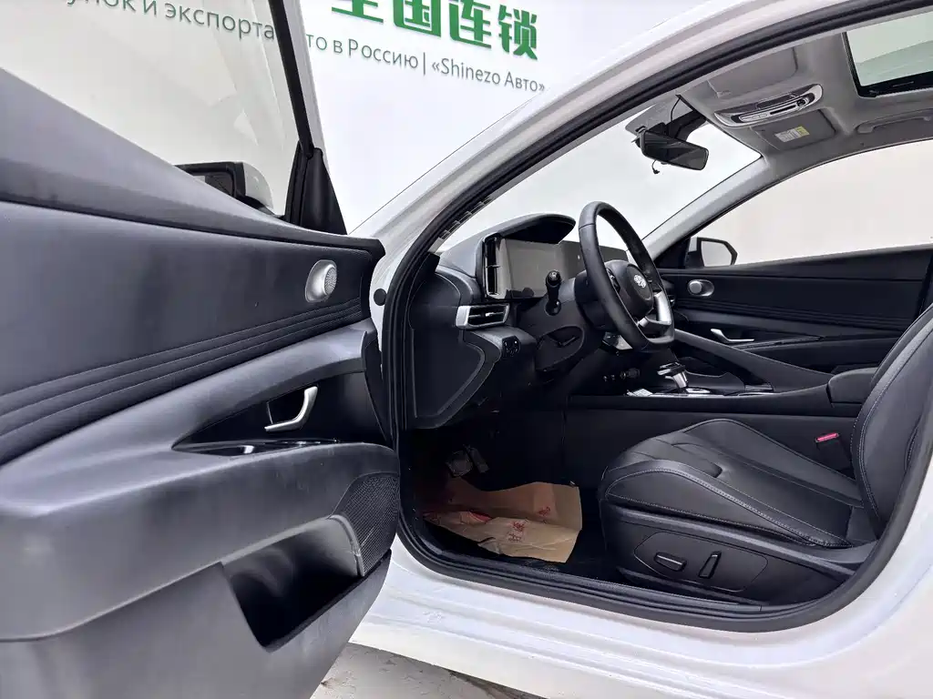 Hyundai Elantra 2023 — фото 19