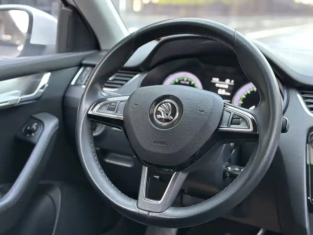 Skoda Octavia 2018 — фото 12