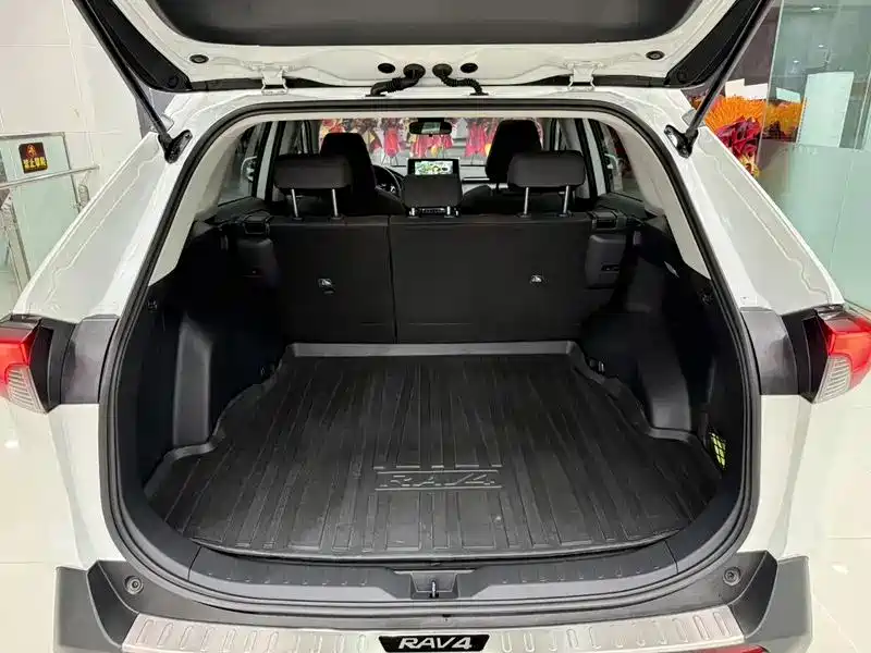 Toyota RAV4 2020 — фото 12