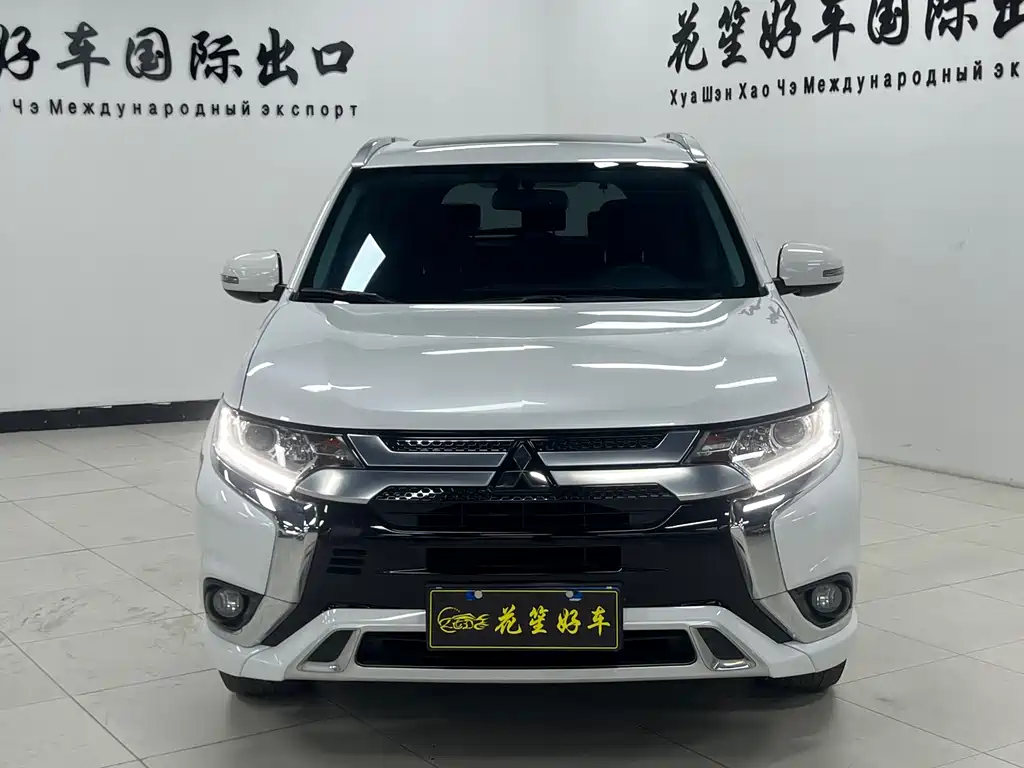 Mitsubishi Outlander 2022 — фото 2