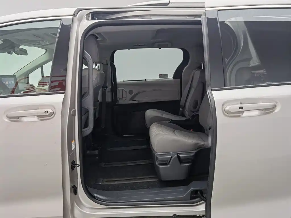 Toyota Sienna 2023 — фото 15
