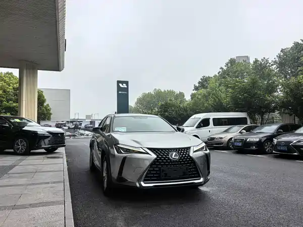 Lexus UX 2021