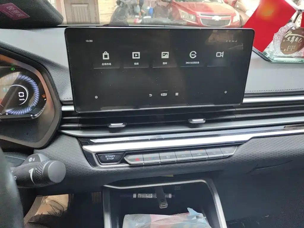 Geely Emgrand 2022