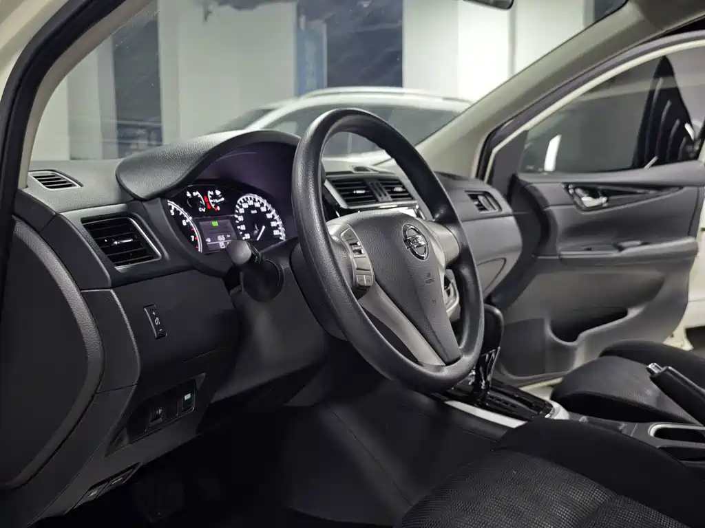 Nissan Tiida 2017 — фото 14